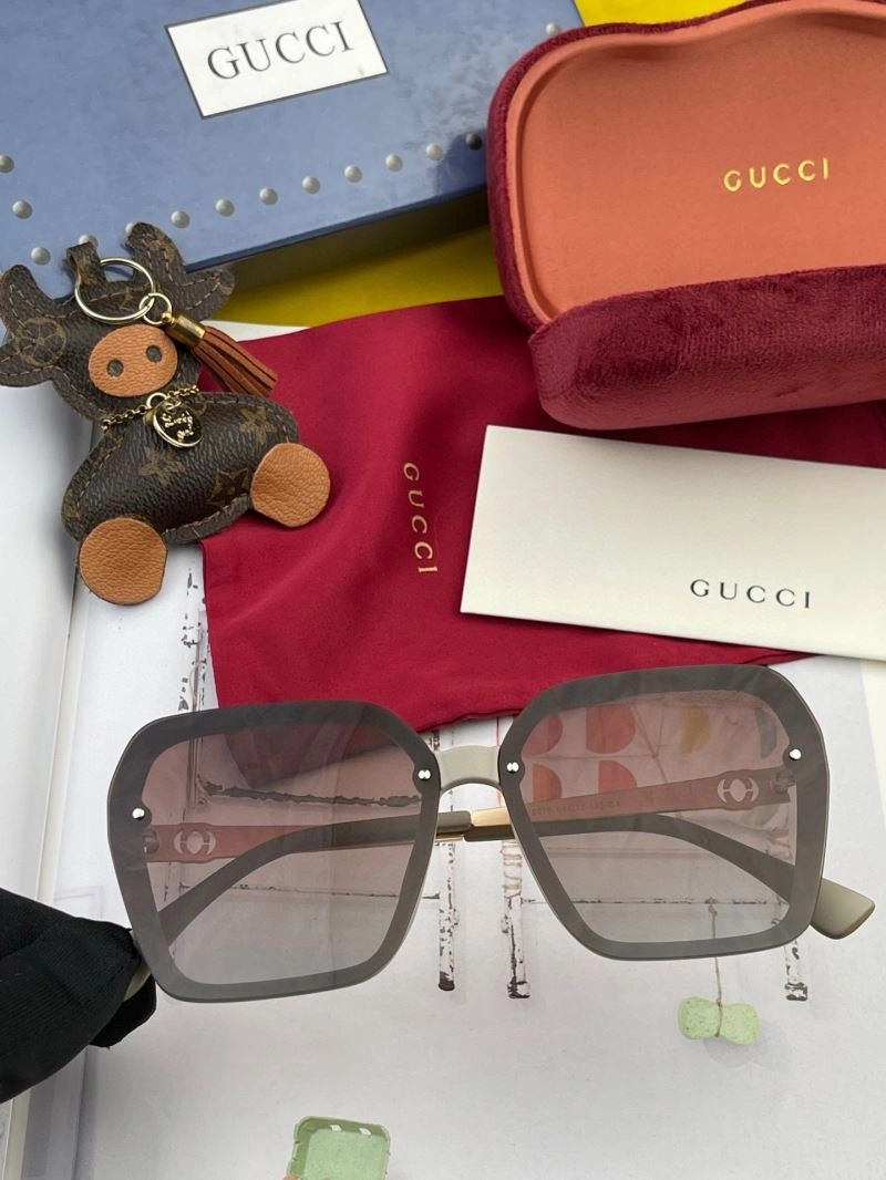 Versatile Gucci Sunglasses 279779