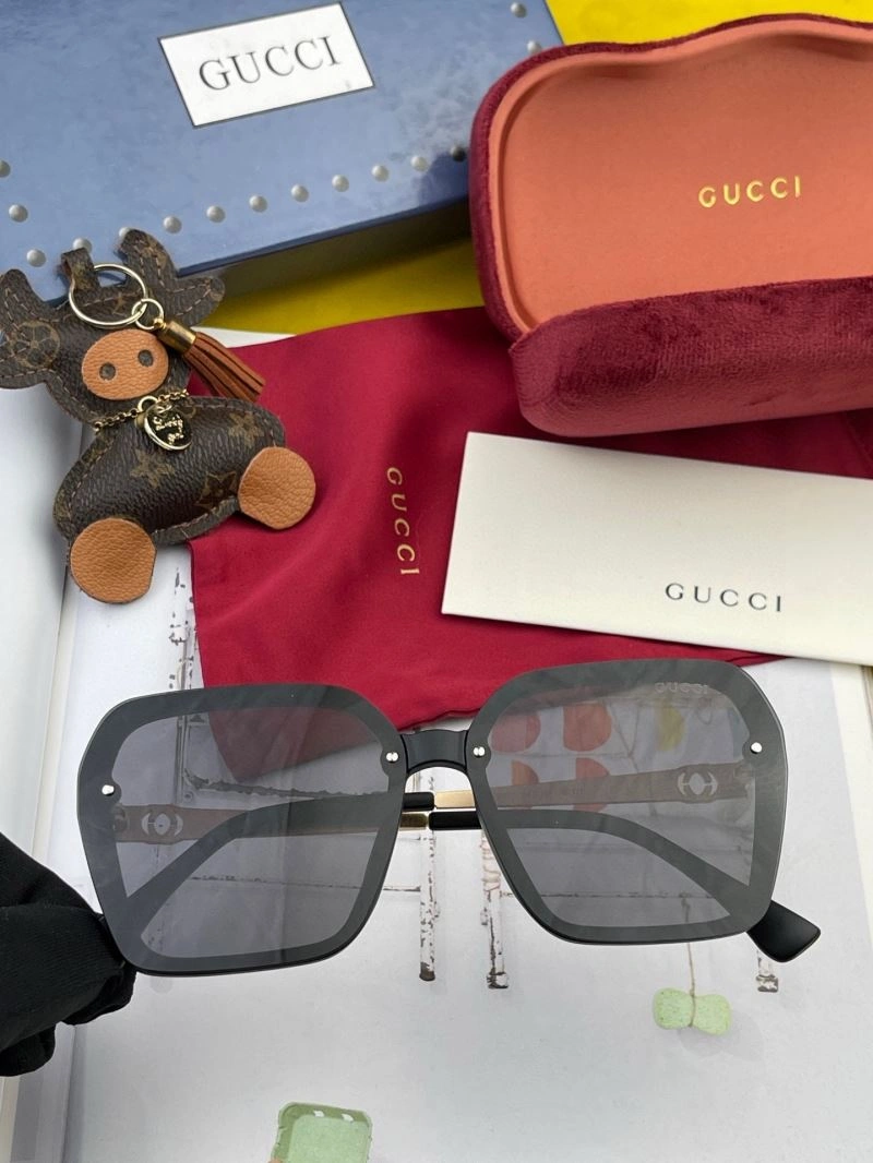 Versatile Gucci Sunglasses 279779
