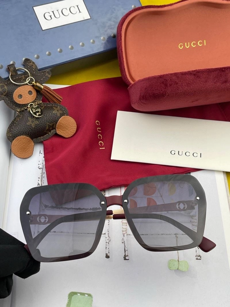 Versatile Gucci Sunglasses 279779