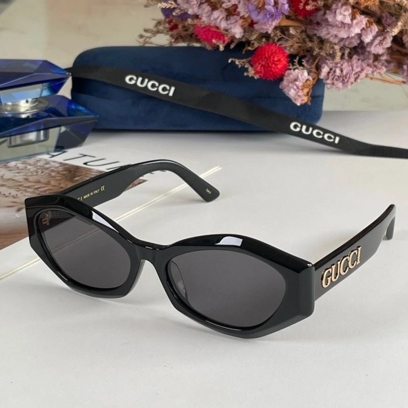 Sporty Gucci Sunglasses 280046