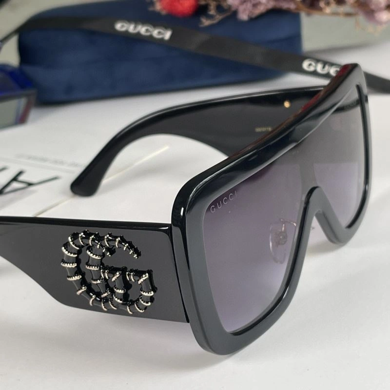 Gucci Sunglasses Chic 280035
