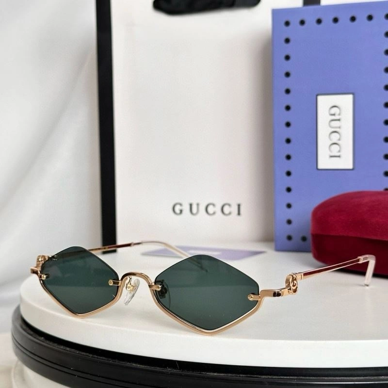 Gucci Sunglasses MultiPurpose 280020