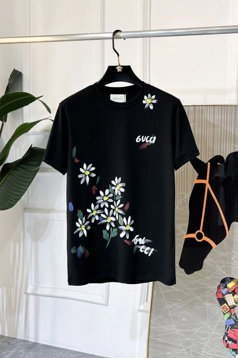 Seasonal Gucci T-Shirts 126157