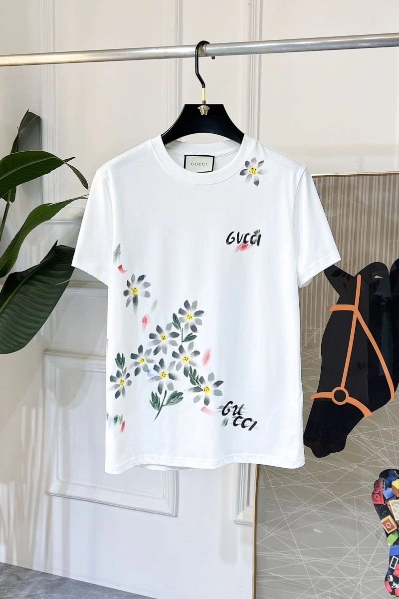 Seasonal Gucci T-Shirts 126157
