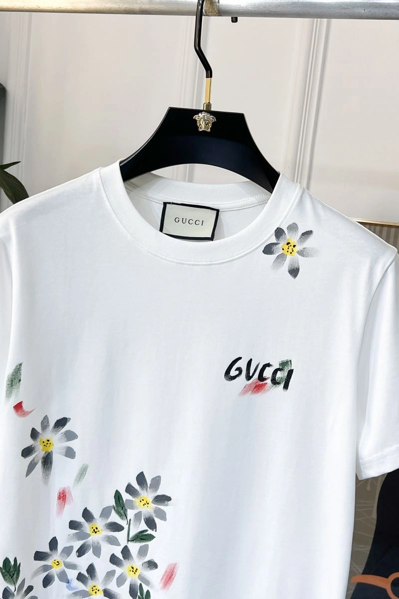 Seasonal Gucci T-Shirts 126157