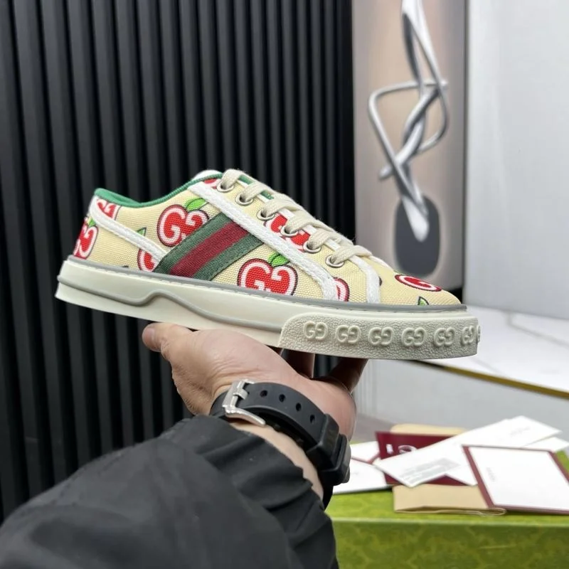 Gucci Tennis Versatile 25182