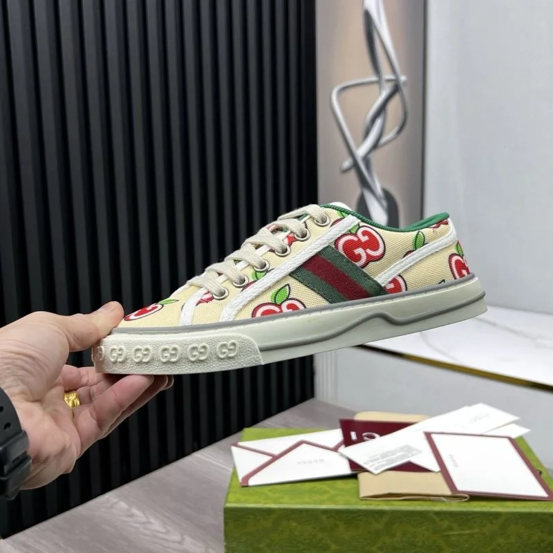 Gucci Tennis Versatile 25182