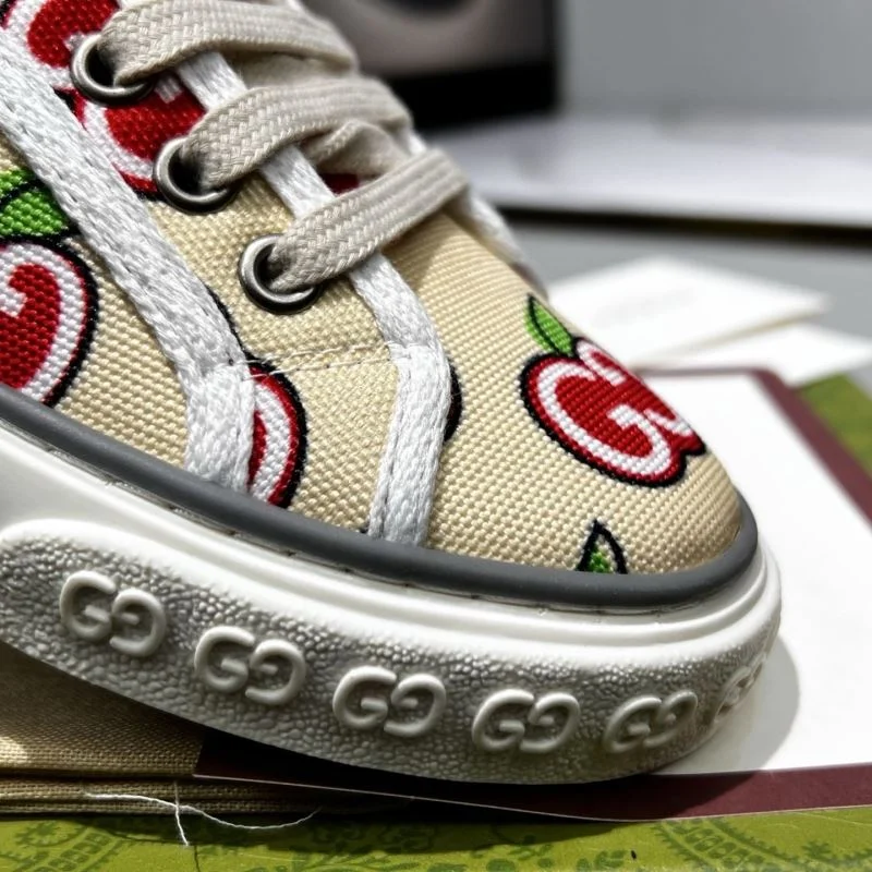 Gucci Tennis Versatile 25182