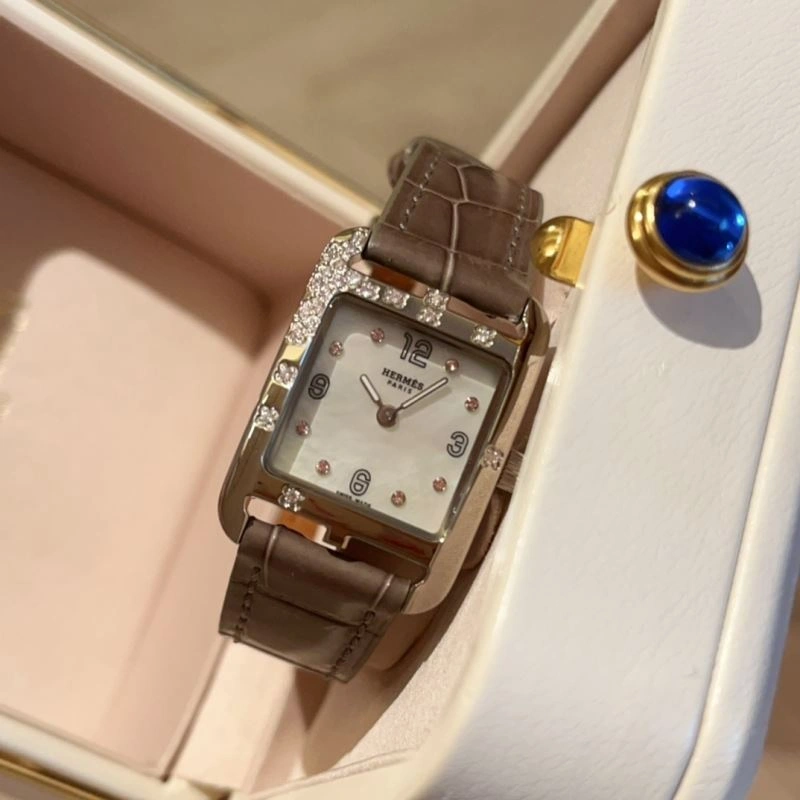 Sleek HERMES Watches 183545