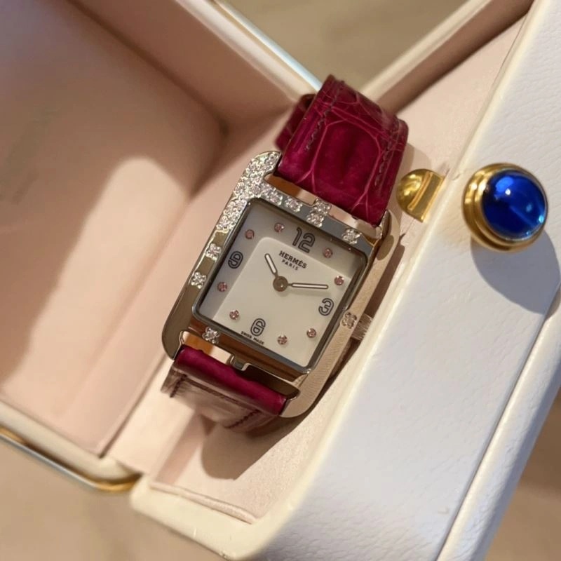 Sleek HERMES Watches 183545