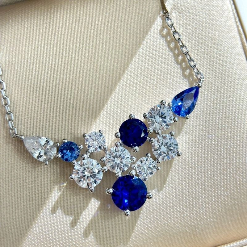 Versatile Harry Winston Necklaces 213470