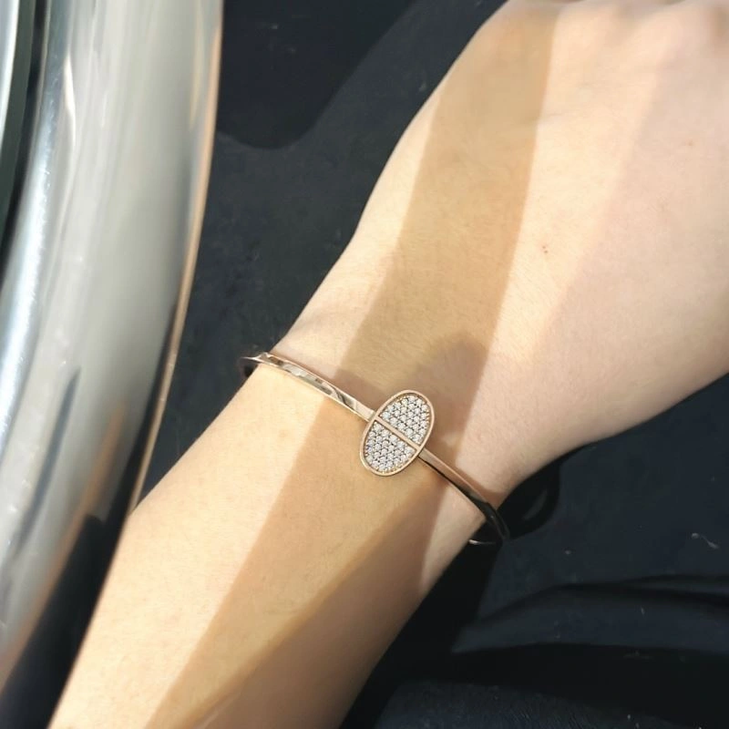 Refined Hermes Bracelets 247454