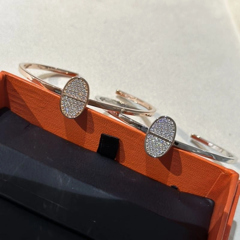 Refined Hermes Bracelets 247454