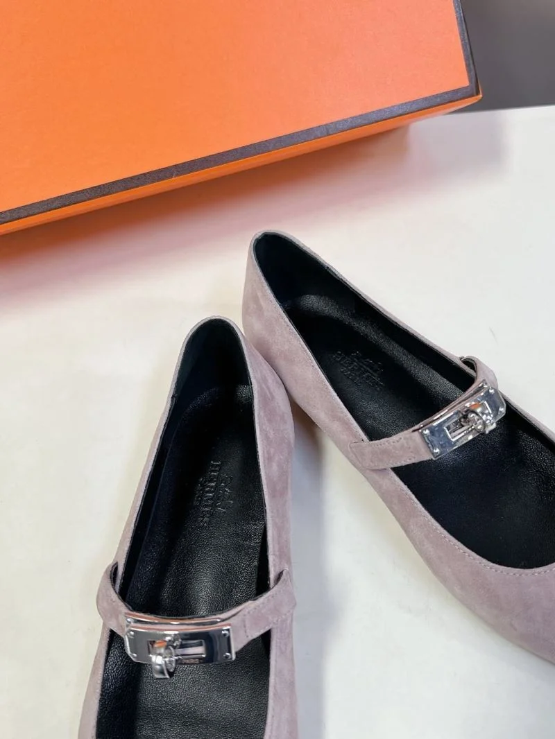 Supportive Hermes Low Shoes 26738