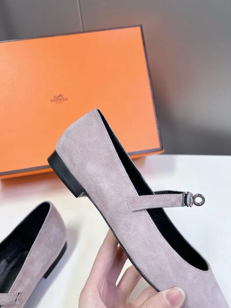 Supportive Hermes Low Shoes 26738