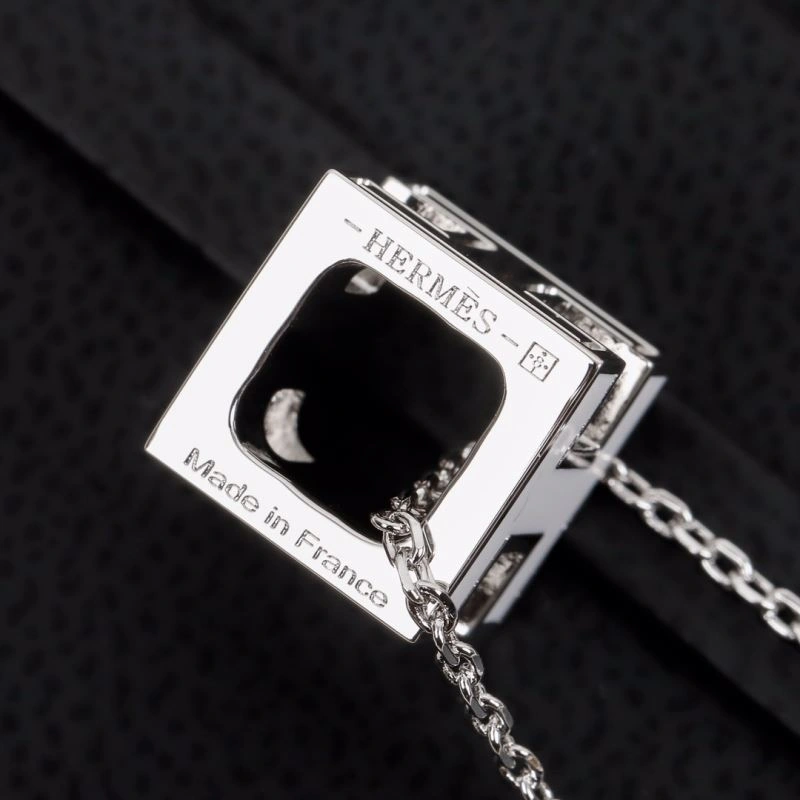 Snug Hermes Necklaces 247424