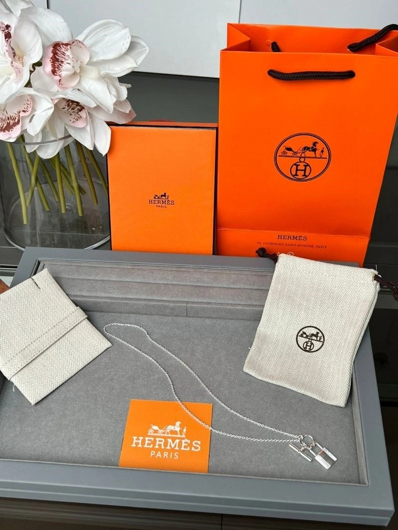 Effortless Hermes Necklaces 246893