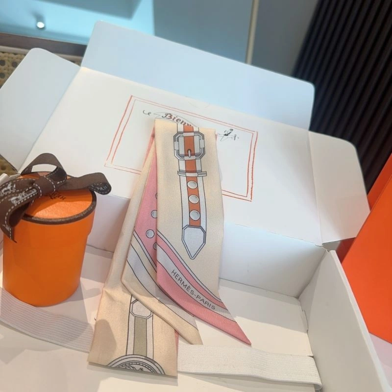 Trendsetting Hermes Silk 272237