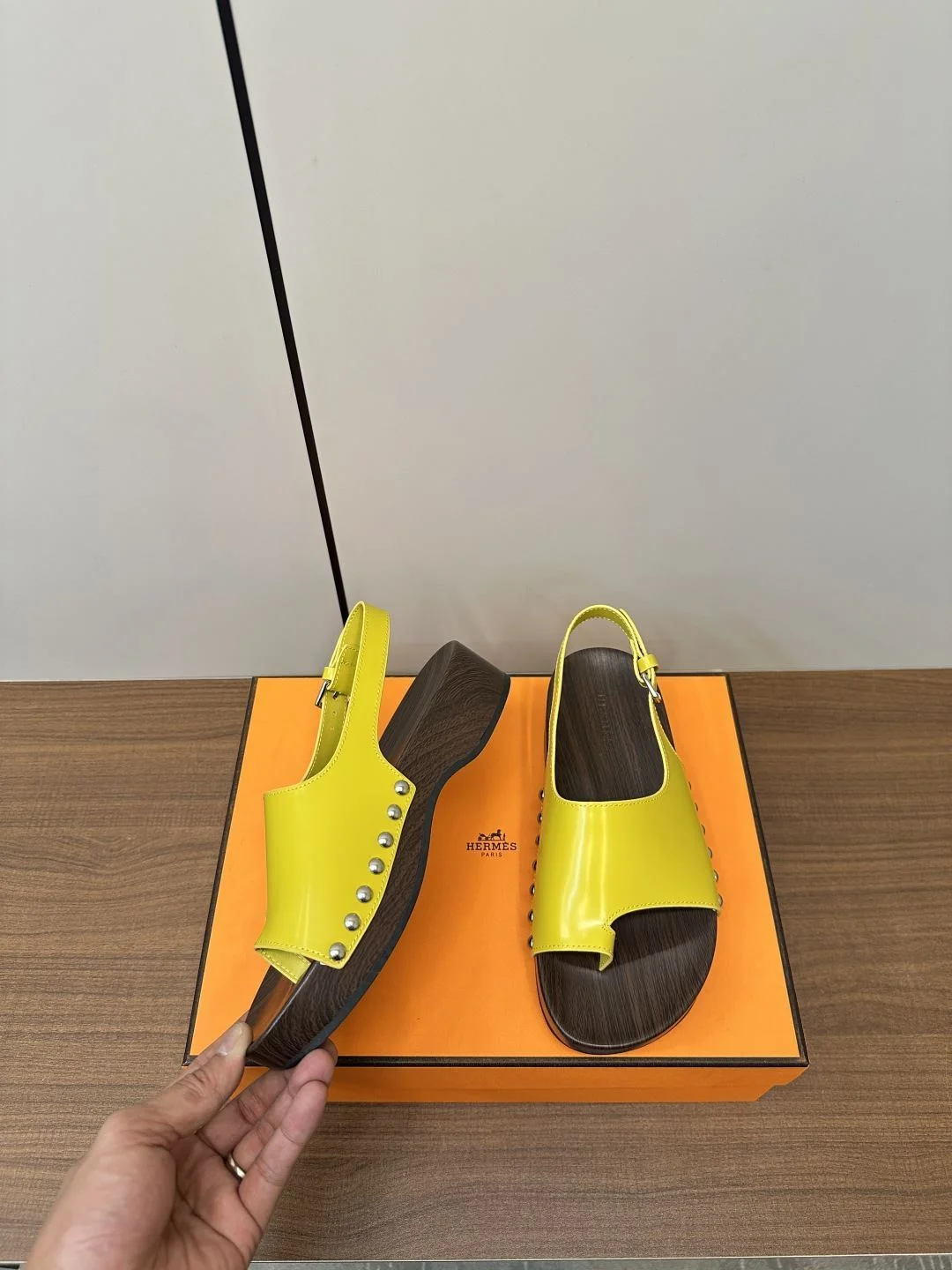 Neat Hermes Slippers 26418