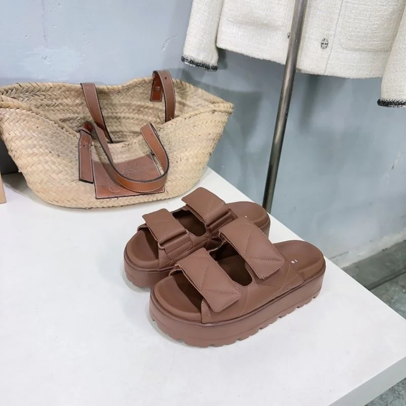 Practical Inuikii Sandals 12277