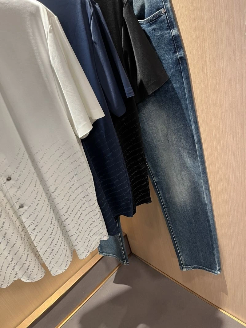Kiton T-Shirts WellDesigned 161679
