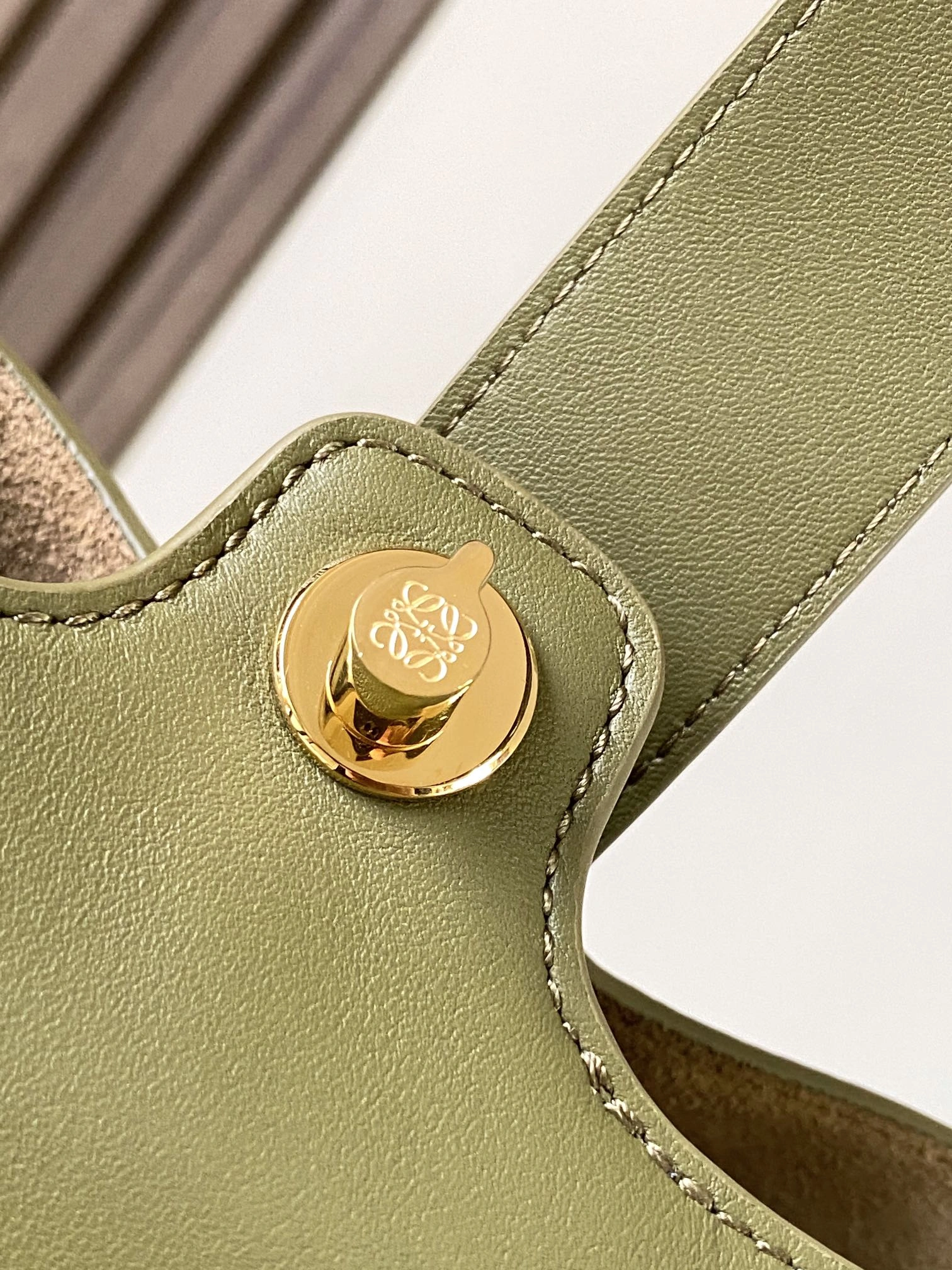 Versatile Loewe Bucket Bags 72002