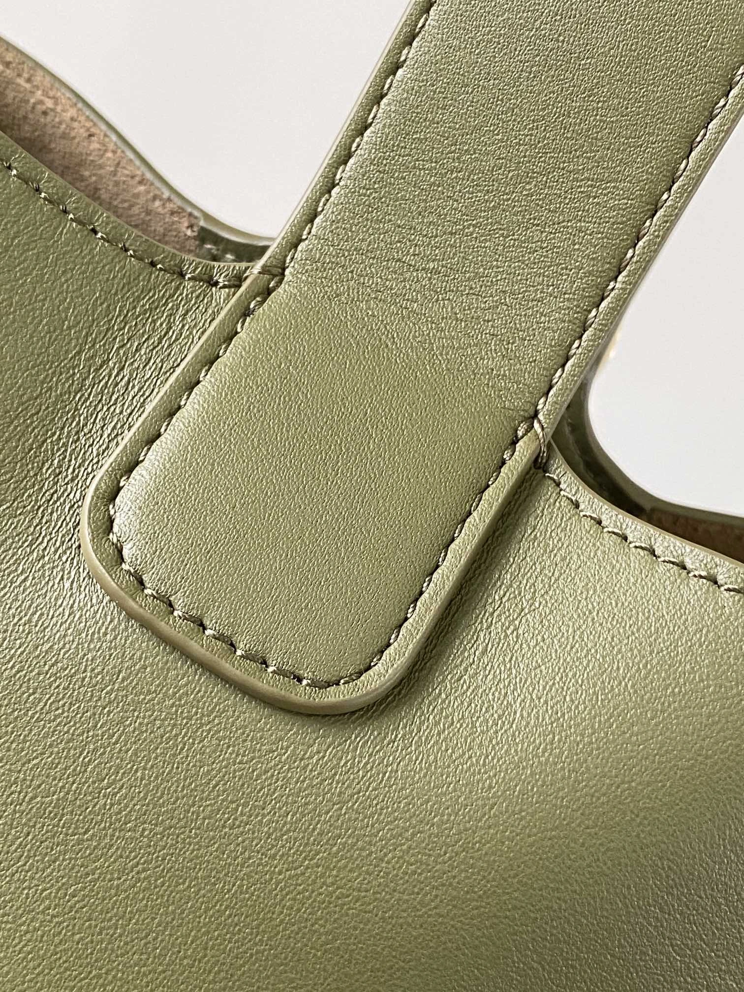 Versatile Loewe Bucket Bags 72002