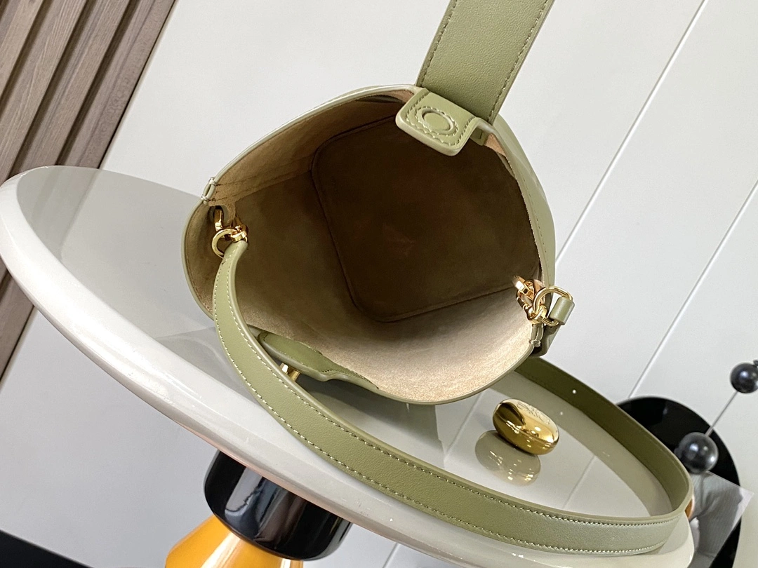 Versatile Loewe Bucket Bags 72002
