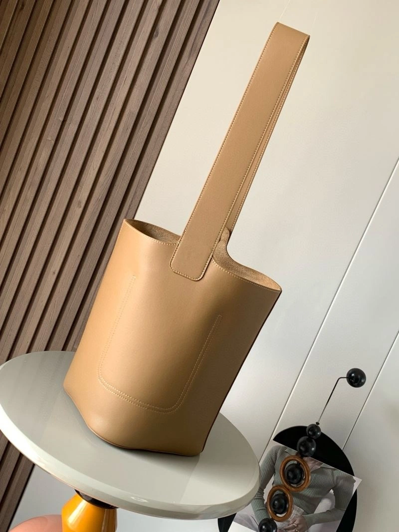 Versatile Loewe Bucket Bags 67125