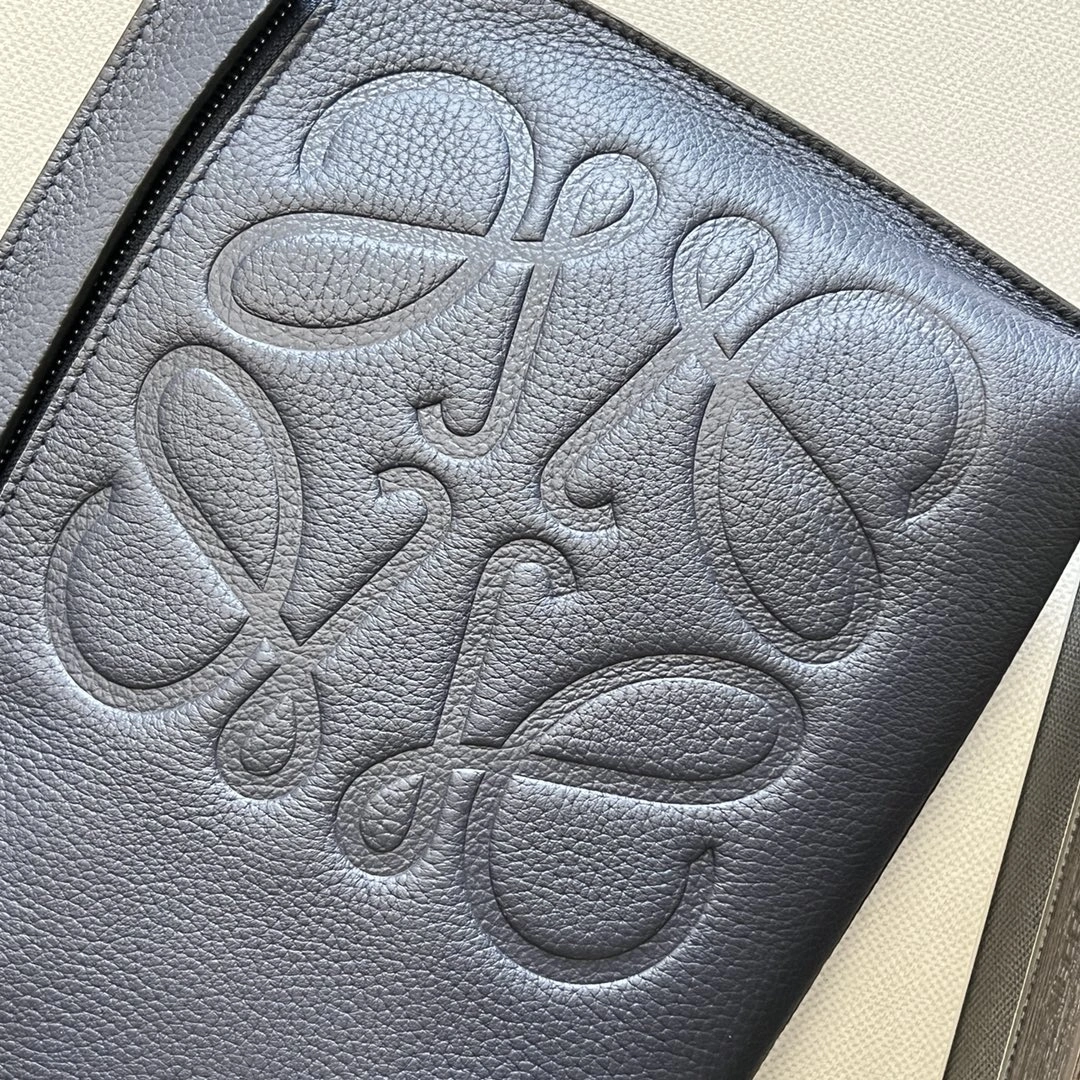 Bold Loewe Clutch Bags 72183