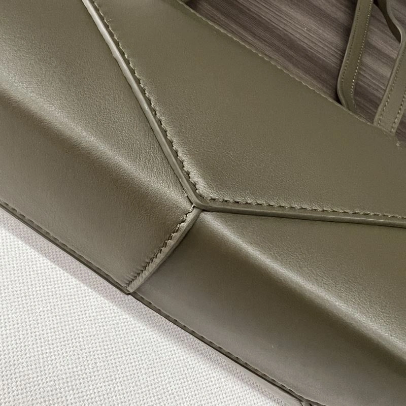 Neat Loewe Puzzle Bags 77372