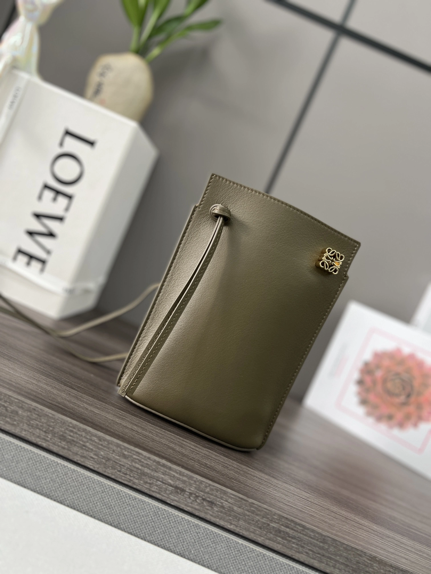 Loewe Satchel Bags Sleek 72093