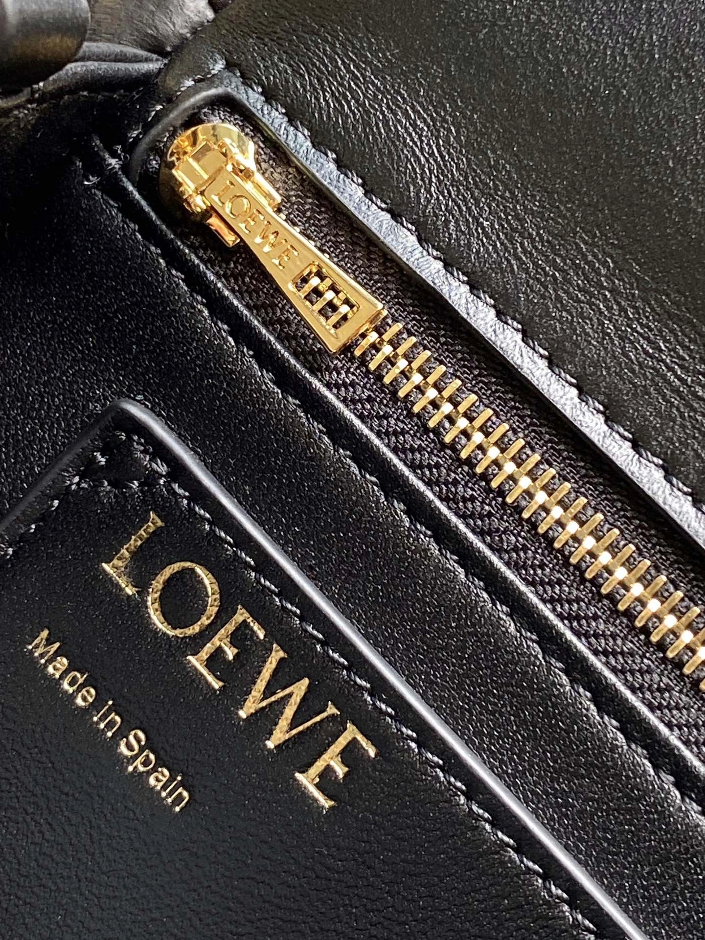 Loewe Satchel Bags Classic 71913