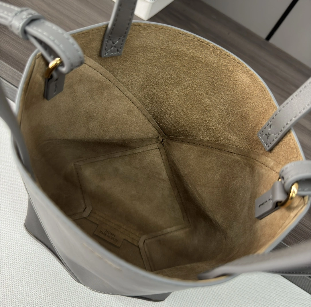 Loewe Shopping Bags Attractive 72060