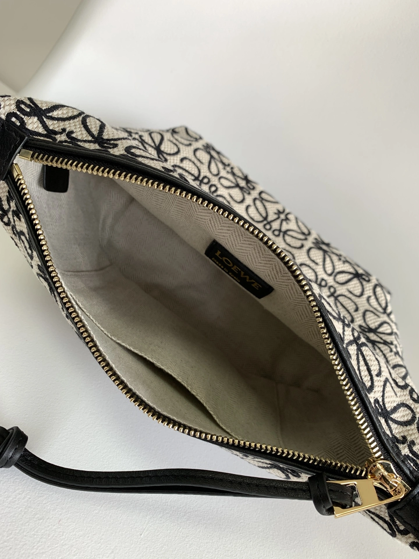 Loewe Top Handle Bags Minimalist 67122