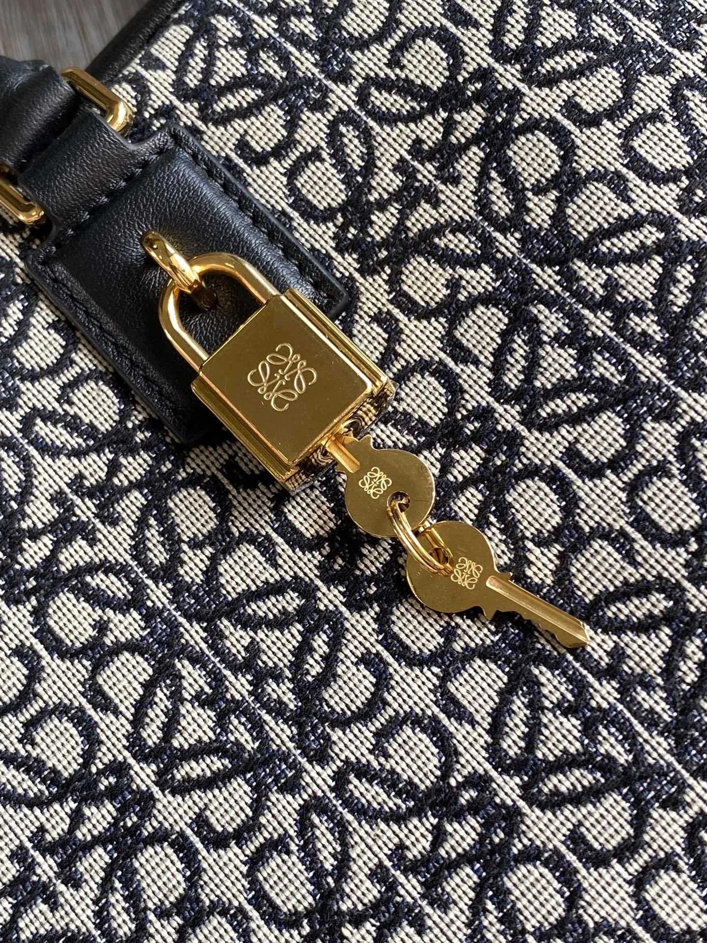 Loewe Top Handle Bags Thermal 71837