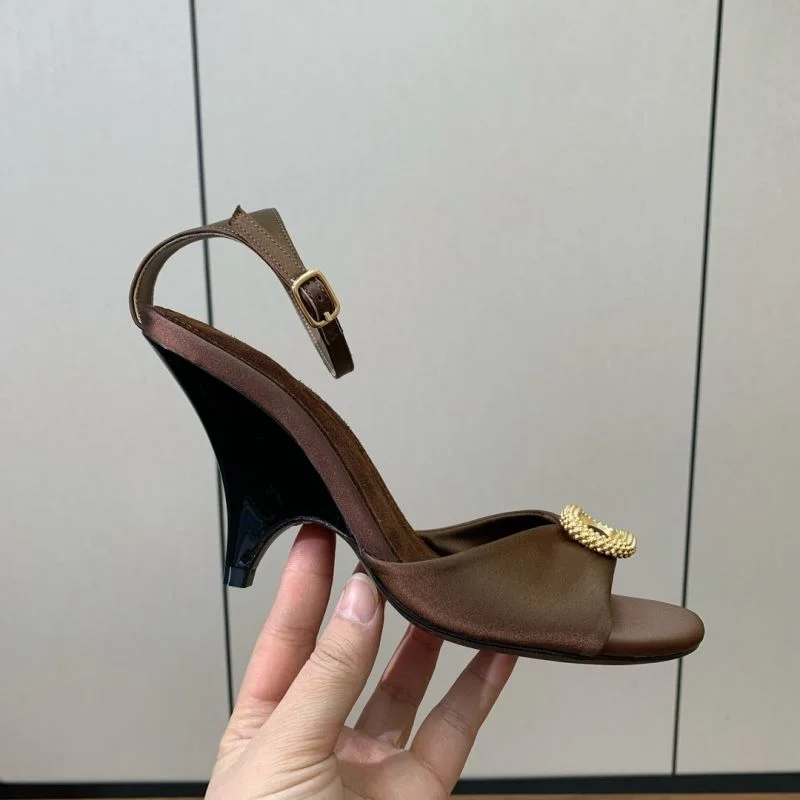 Trendsetting Loro Piana Sandals 11923