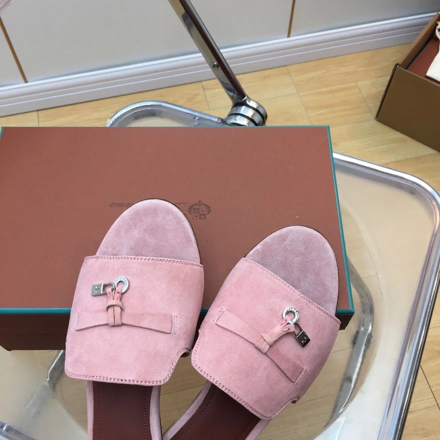 Trendsetting Loro Piana Sandals 6192