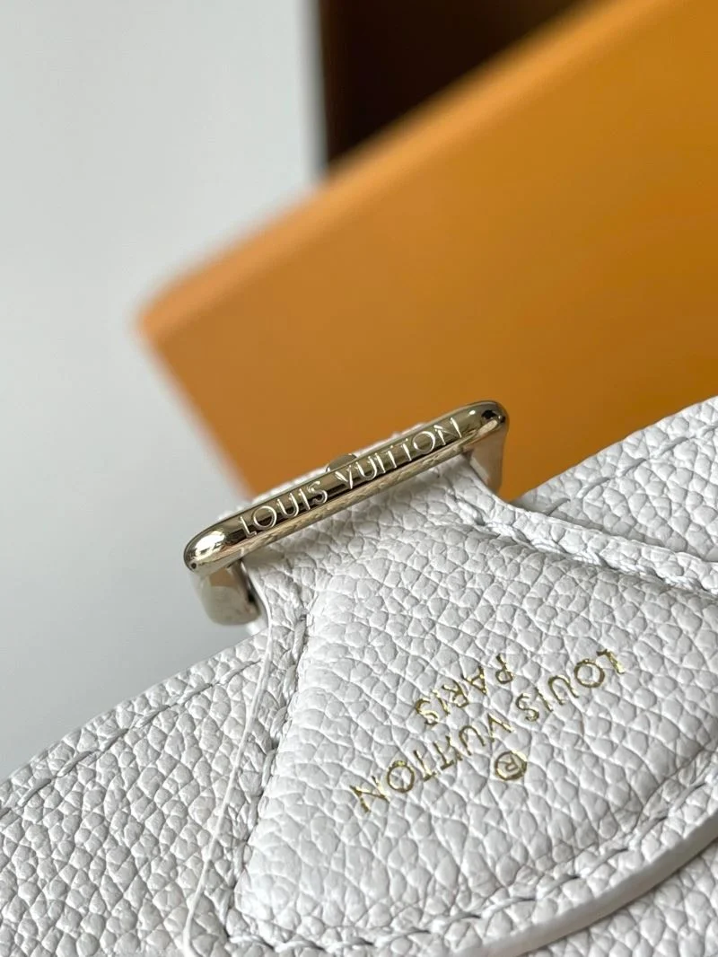Unisex Louis Vuitton Backpacks 40172