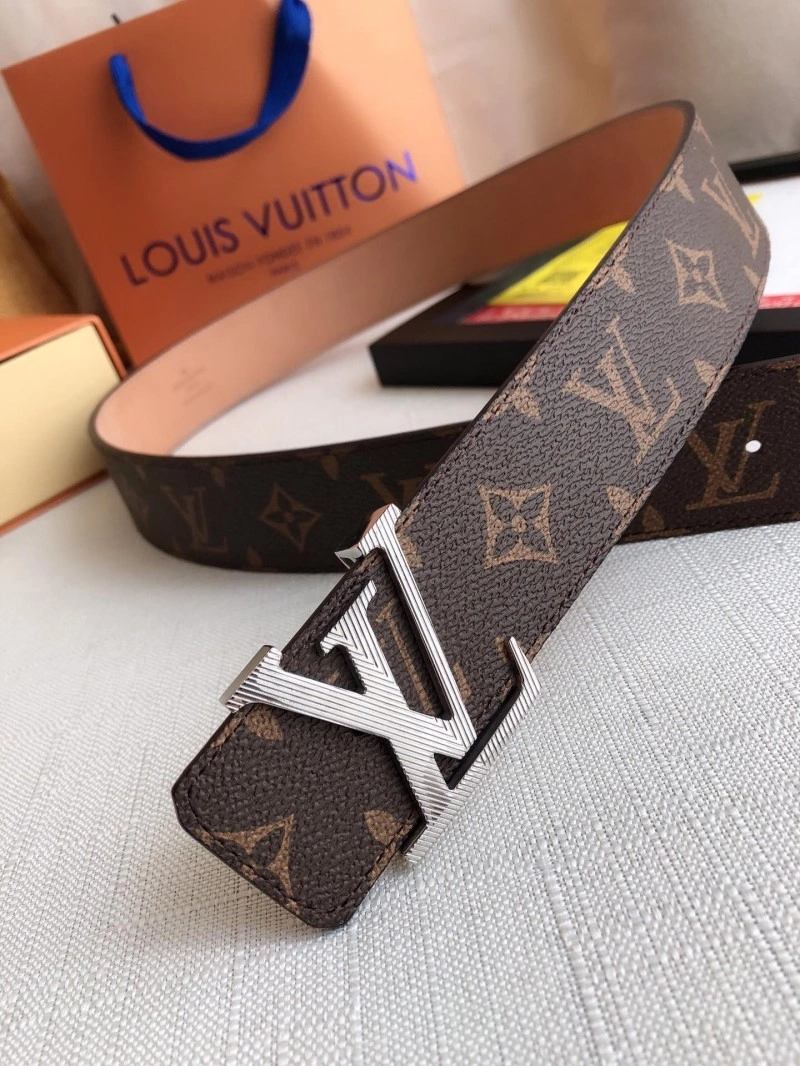 Functional Louis Vuitton Belts 300323
