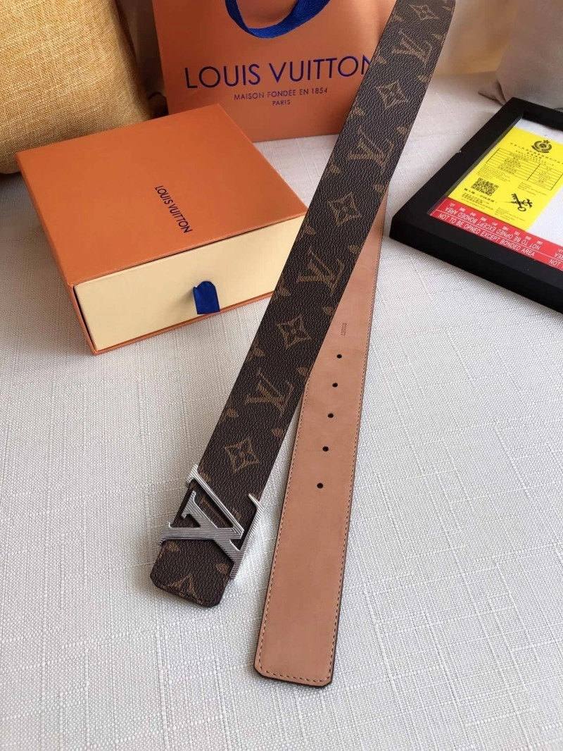 Functional Louis Vuitton Belts 300323