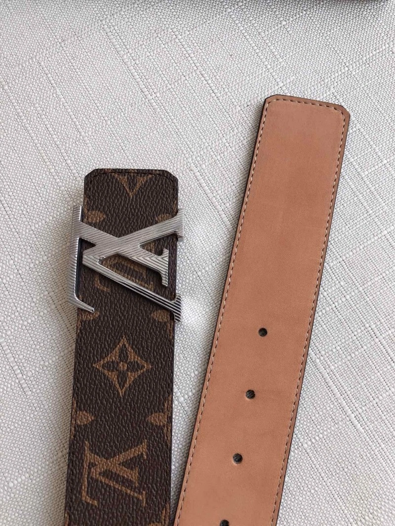 Functional Louis Vuitton Belts 300323