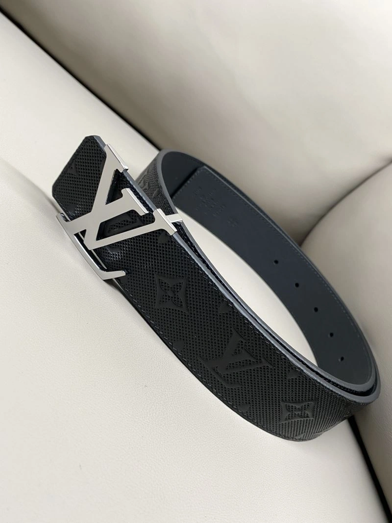 Functional Louis Vuitton Belts 301904