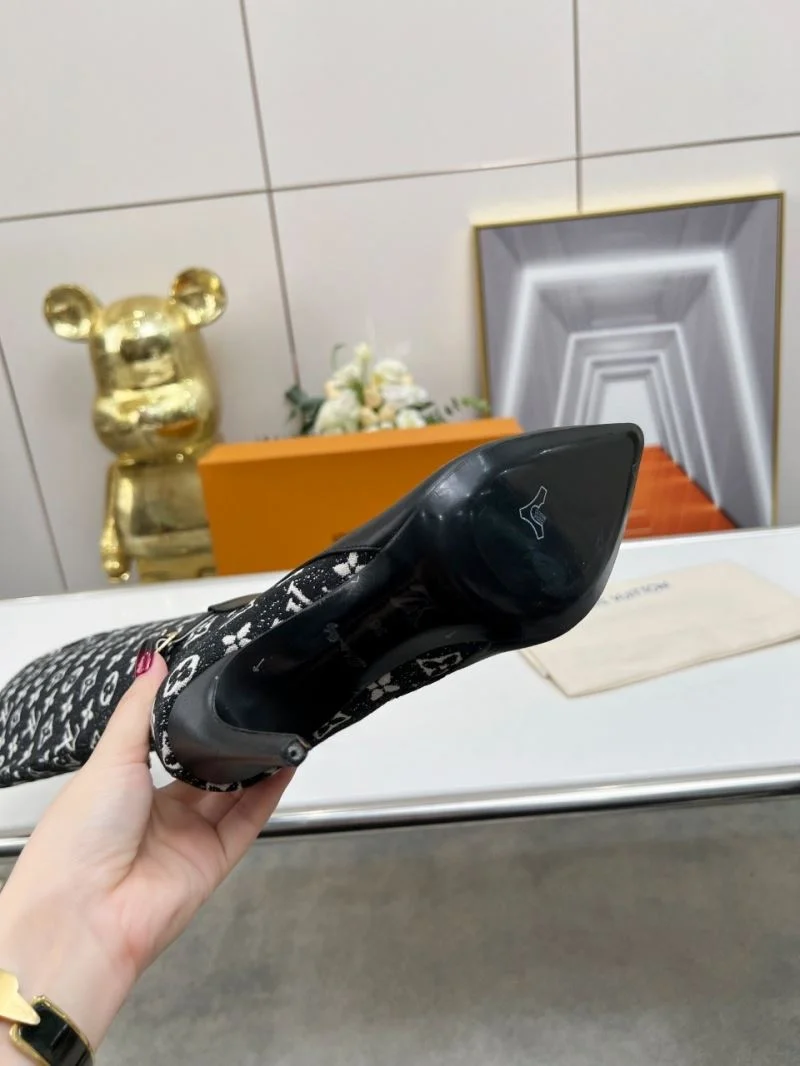 Sleek Louis Vuitton Boots 32420
