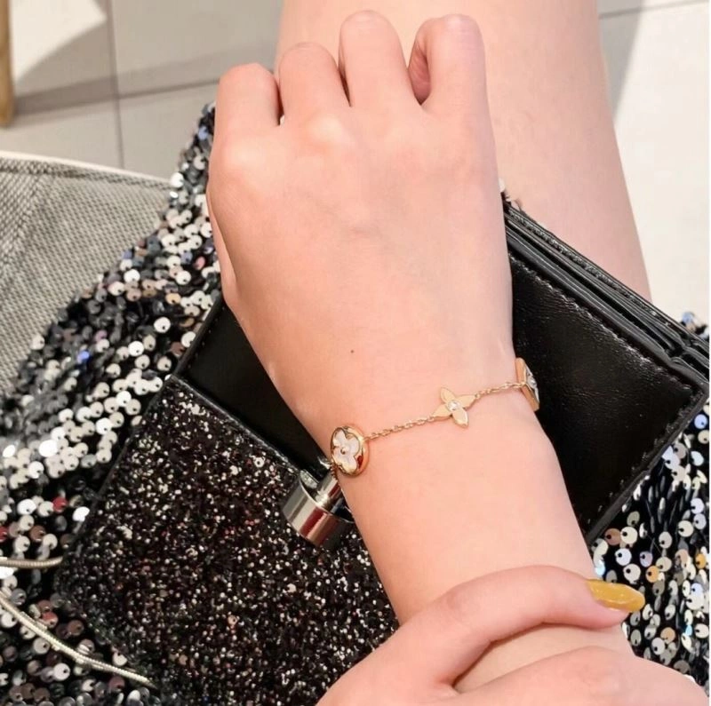 Louis Vuitton Bracelets Breathable 251457