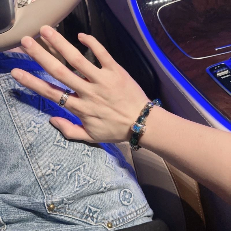 Refined Louis Vuitton Bracelets 251440