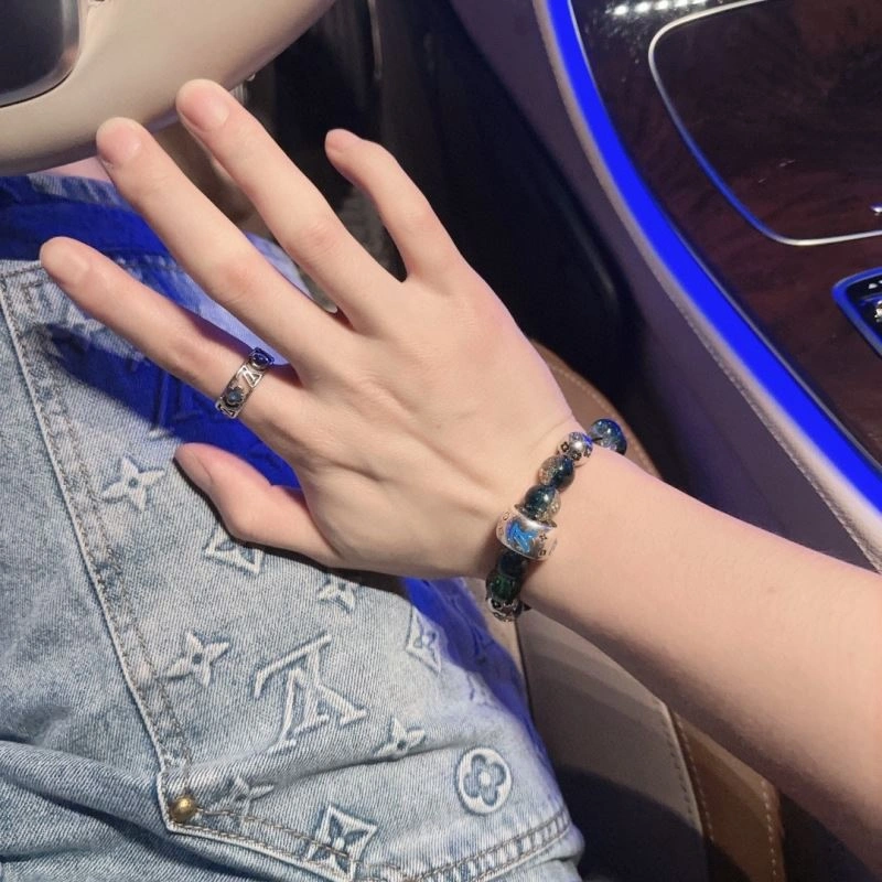 Refined Louis Vuitton Bracelets 251440