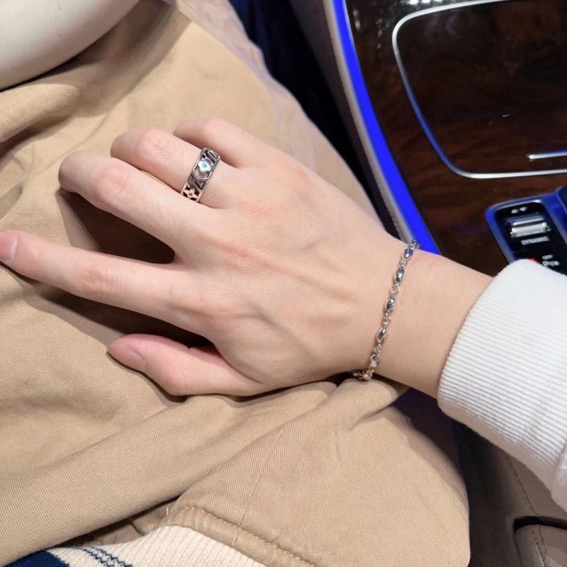 Compact Louis Vuitton Bracelets 251423