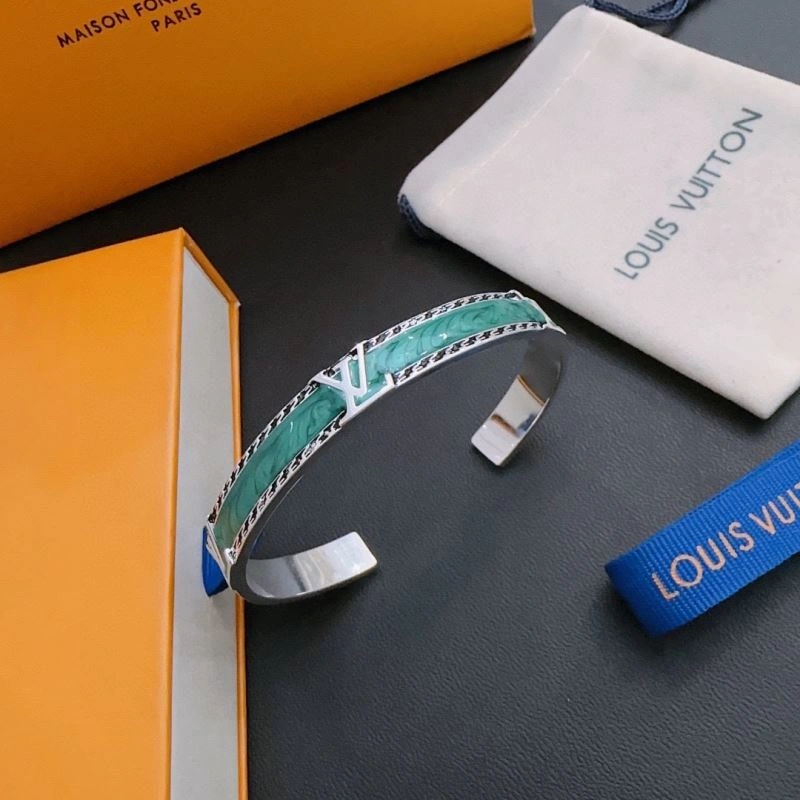Snug Louis Vuitton Bracelets 251414