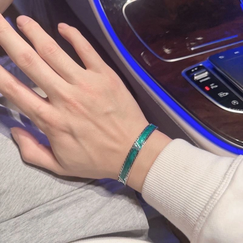 Snug Louis Vuitton Bracelets 251414